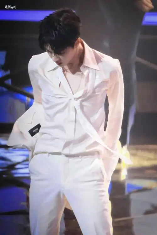 王一博散落的华服