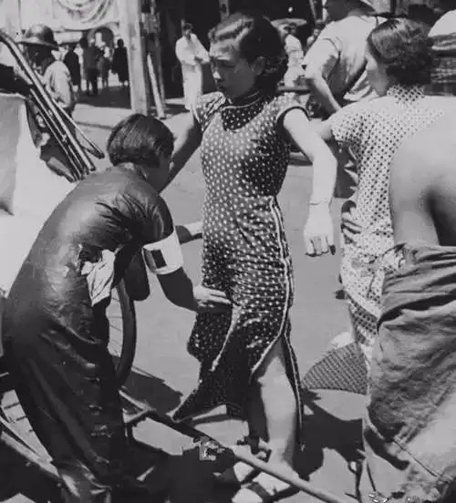 8张民国时期的珍贵老照片:便衣女警在街头搜查一名旗袍妇女全身