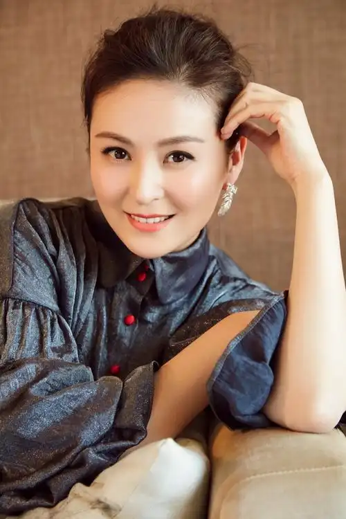 戴娇倩最新写真曝光 慵懒惬意散发知性魅力