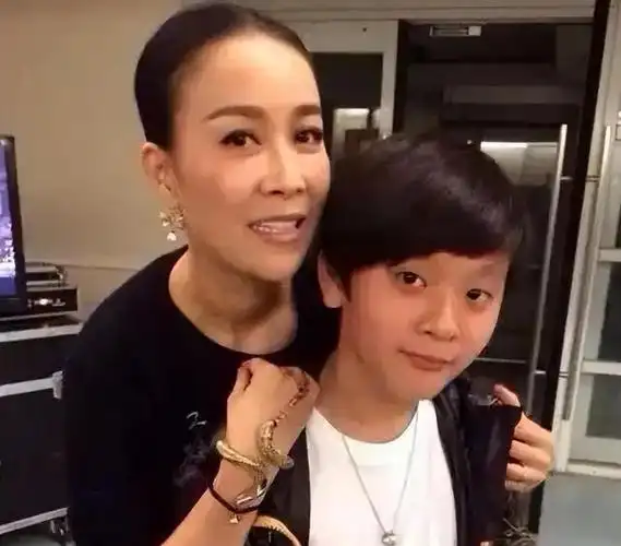 那英曾再度婉拒活动,只为亲临现场观看男友的足球赛事.