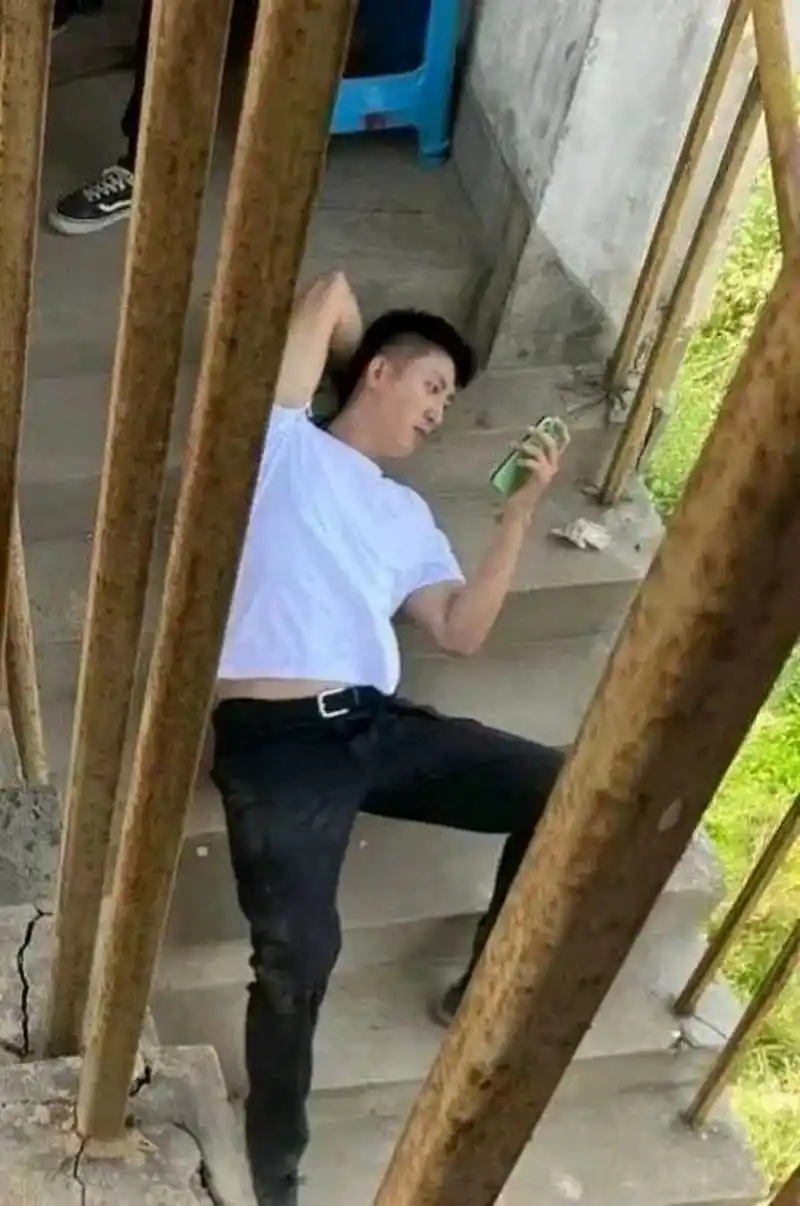 黄景瑜真的是毫无偶像包袱的人,拍戏现场条件简陋,直接躺在楼梯上休息