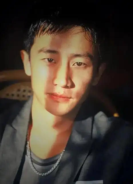 黄轩年轻时又文艺又清爽,眼神都带着一股傲气,现在明显是胖了