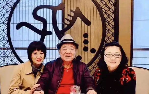 金铁霖病逝,学生晒他与小18岁妻子最后合影,两人面露笑容好恩爱