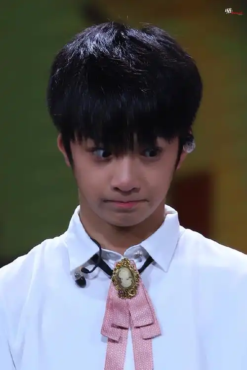 ps:年纪小还有点婴儿肥@时代少年团-刘耀文#刘耀文blue#/#今日星拍