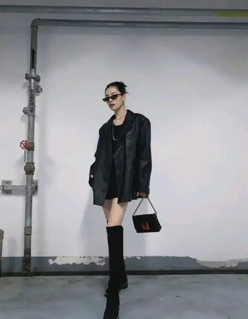 万茜的机场造型也太酷了黑色皮衣配黑色宽松裤个性十足