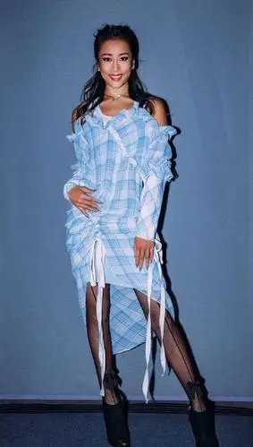 露肩现在真火人手一款的单品我就喜欢吉克隽逸这范儿