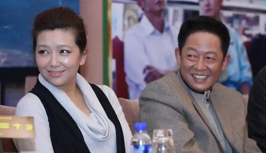 江珊穿衣不走寻常路大红连体裤配黑西装梳酒红短发真精致