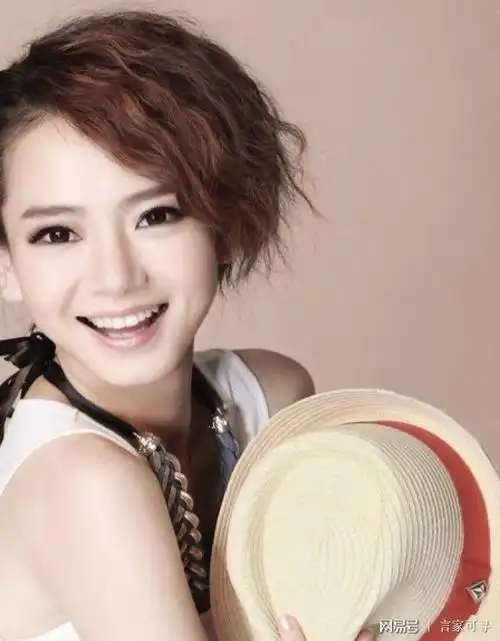 她在 2006年借着东方卫视选秀节目《我型我秀》出道,过了没多久又和