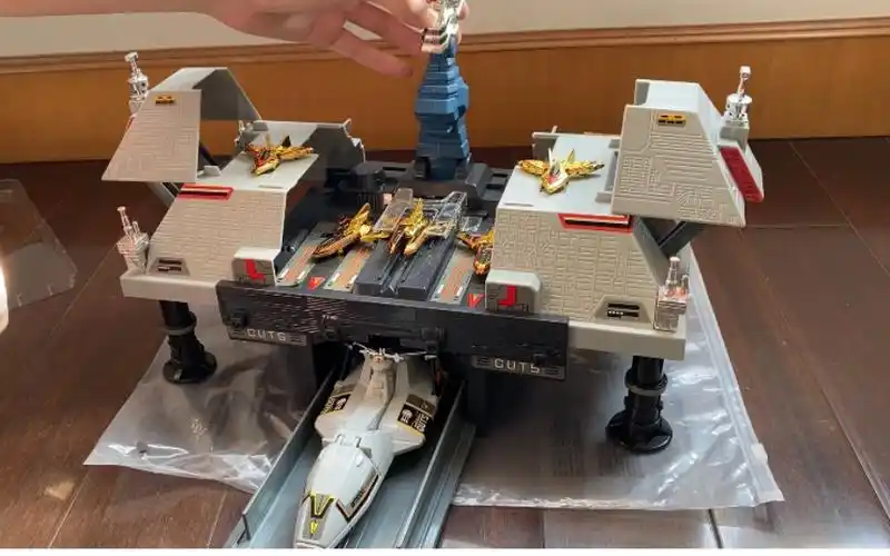 迪迦奥特曼 国代版tpc总部 胜利队基地 童年玩具 布满岁月痕迹 依旧