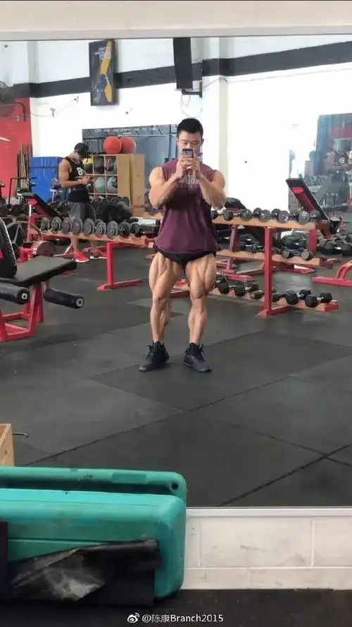 从瘦弱小伙到古典健体冠军,他绝对是中国最该被关注的最强王者!