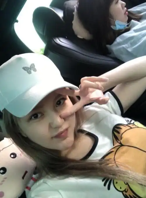 周扬青首晒素颜照笑称起床太晚来不及化妆