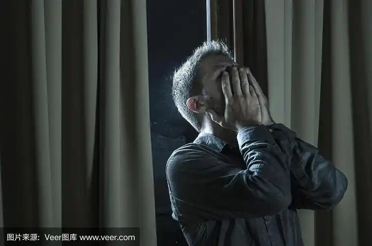 戏剧性的肖像年轻英俊的悲伤和抑郁的男人绝望的遭受抑郁的问题感到