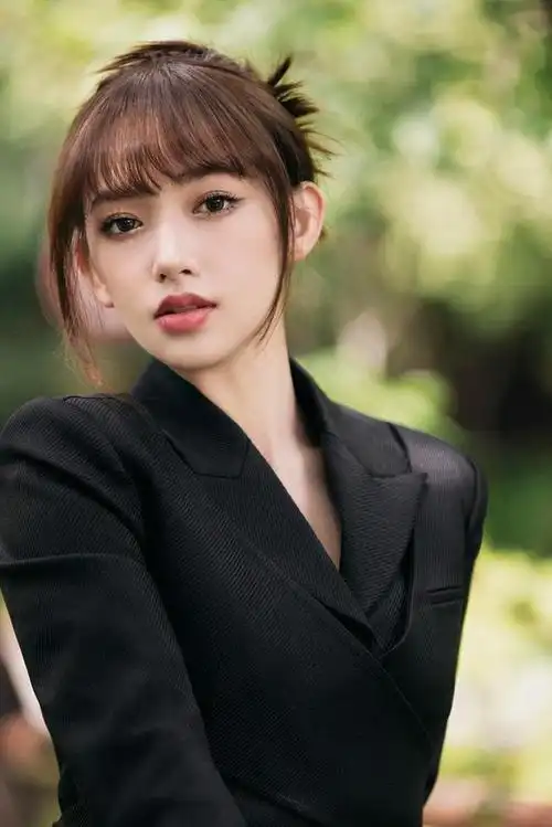 程潇带火了一种穿搭叫"上面去上班,下面去约会",高级又时髦