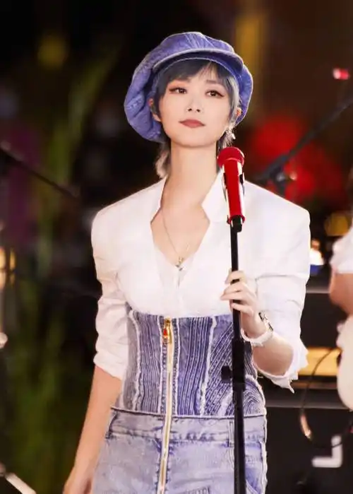 李宇春最新舞台照曝光戴贝雷帽抱吉他笑容甜美