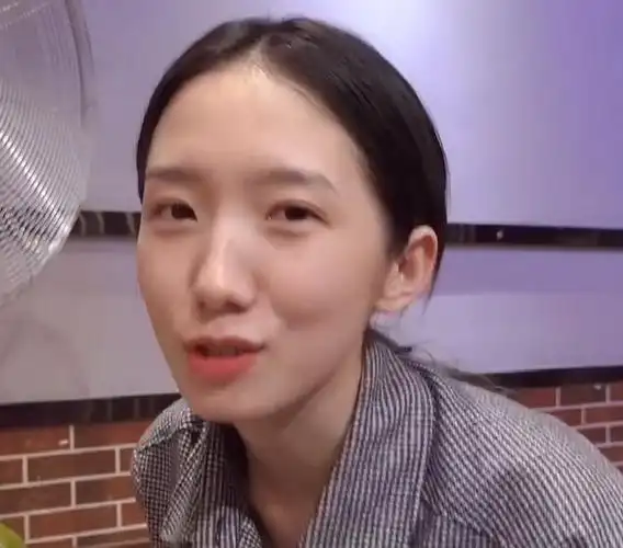 孟美岐素颜照公开皮肤水灵灵不像22岁上妆后颜值我没眼花吧