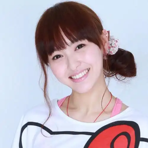 唐嫣是通过选秀出道,很多人知道她是因为04年被张艺谋导演选中为足球