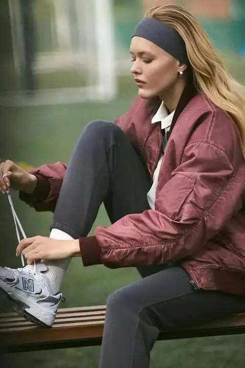 银色运动鞋:春季穿搭的点睛之笔