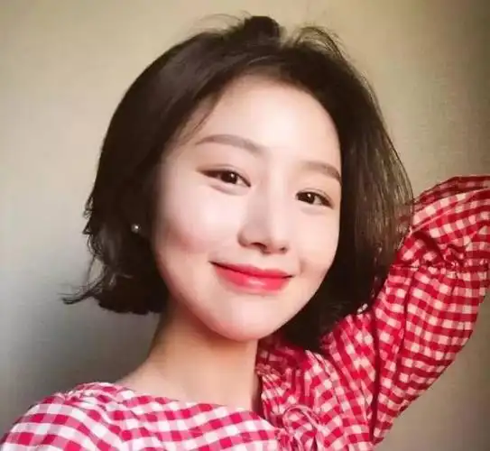 网红八字刘海短发自带温柔气质