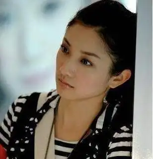 轻轻就参演了十几部作品,一起合作的艺人多是霍建华,钟汉良等知名艺人