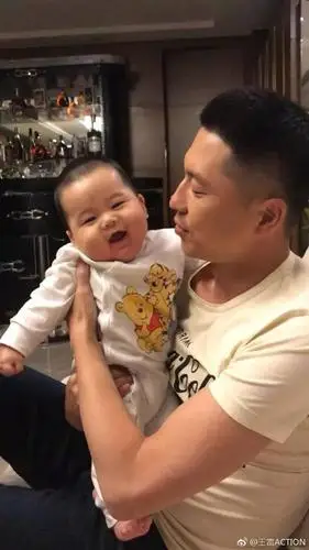 王雷6个月大儿子脸更大 网友:额头上印记是怎么了?