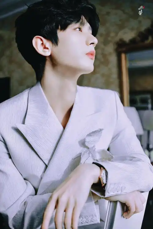 成毅立体莲花西装