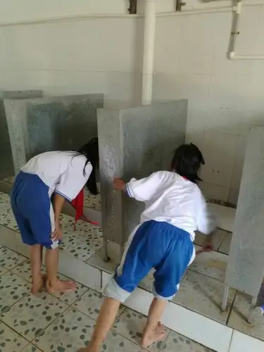 我们在给厕所洗澡哦!为了清新美丽的校园!我们正在努力着!