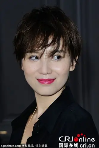 宋佳短发柔美干练巴黎看秀