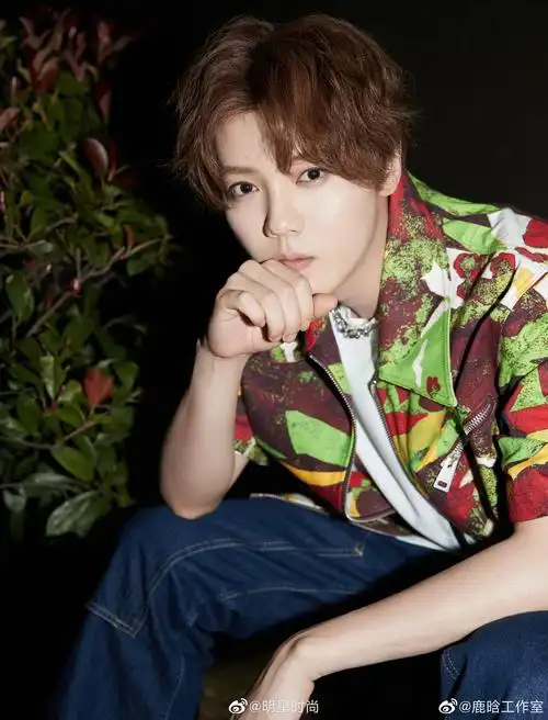 鹿晗最新造型,他身着花外套搭配蓝色牛仔裤个性十足