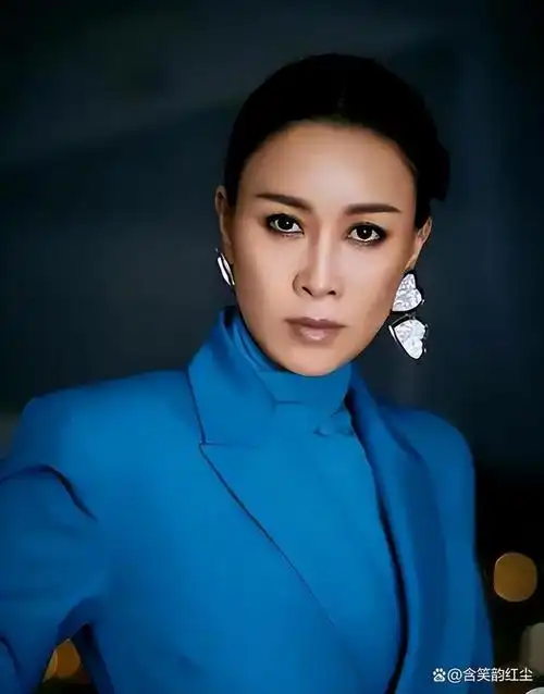 56岁那英露面!素颜出镜眼袋皱纹显老10岁,朋友暴露其真实生活