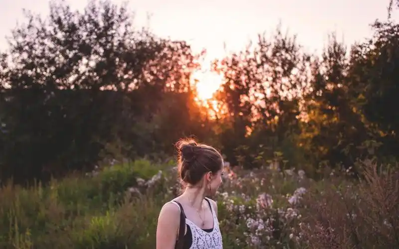 一个人安静在发呆想问题的女生