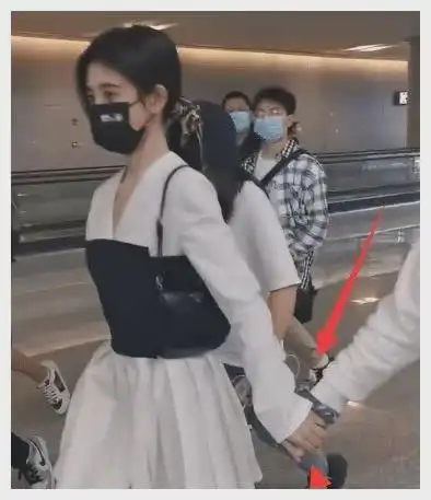 鞠婧祎走机场扎马尾的发带接近2000块路人视角火柴腿优越