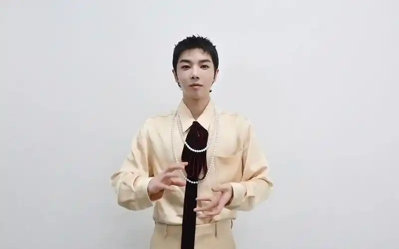 快来和我一起"跳"华晨宇看日出手势舞吧