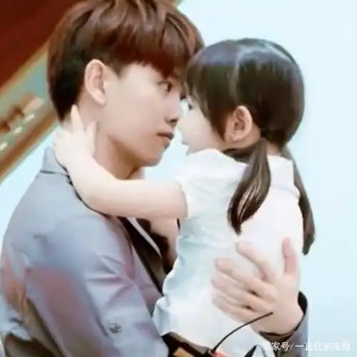 任嘉伦节目中抱娃,动作超级娴熟,一看就是在家经常抱小孩!