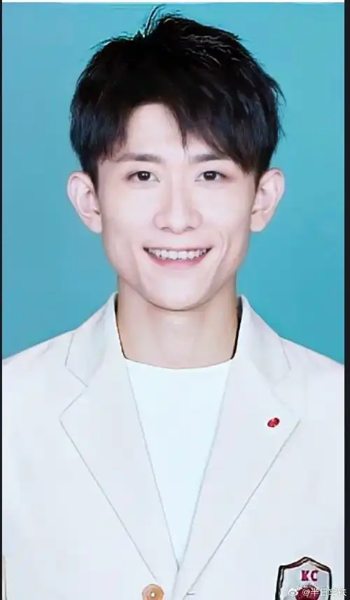 由徐兵导演,张一山和李沁主演的《亲爱的你》今日取得电视剧许可证