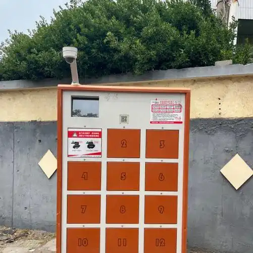 记者在人民广场看到了"铁塔能源"充电柜,外观跟超市的储物柜类似,一组