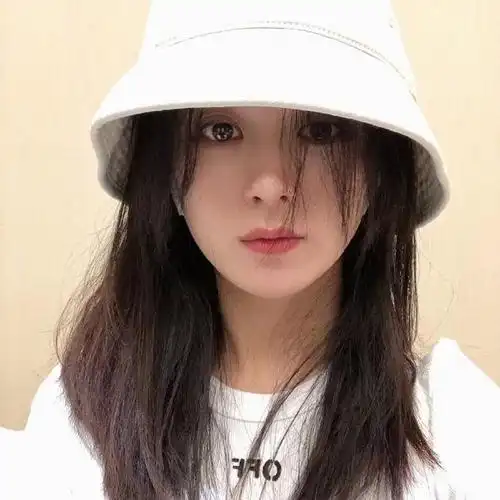 赵丽颖营业发自拍 皮肤水嫩戴渔夫帽诠释随性美