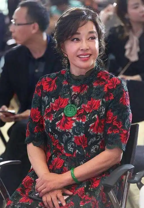 刘晓庆美丽真的好,现场无美颜照曝光,网友:看不出来65岁_保养_年纪