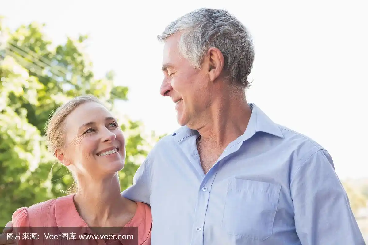 老夫妇相视一笑