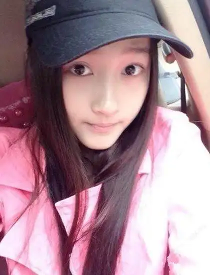 关晓彤考552分算什么,她在帽子上玩的花样可能比分数还多