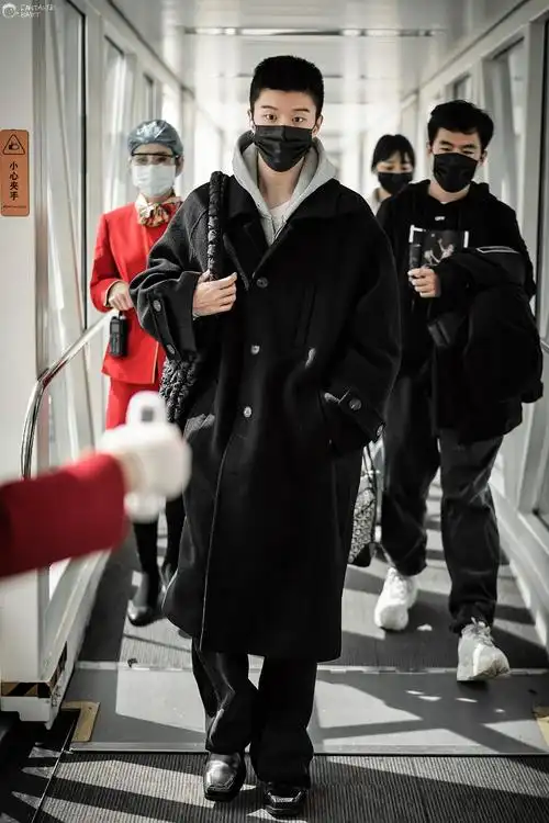 范丞丞机场出发饭拍黑色大衣寸头酷飒十足啊出发顺利