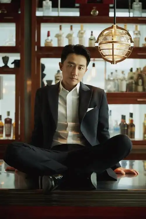 黄轩侧颜太帅气 神作西装沉稳绅士