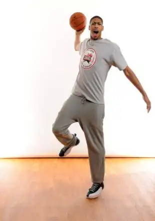 组图:哈登领衔拍全明星写真 众星秀标志性动作