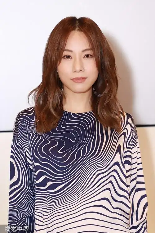 邓丽欣穿连衣裙气质优雅歪头比耶笑容甜美