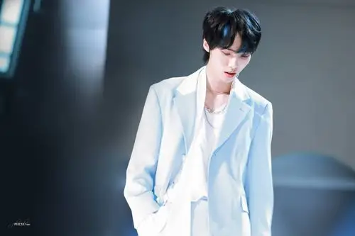 那天云很美,风也温柔,你在我面前,我看着你,爱了一回人间.赵磊