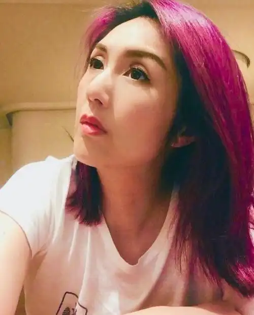 杨千嬅营业晒近照 一头粉色直发呈现完美五官精致好看