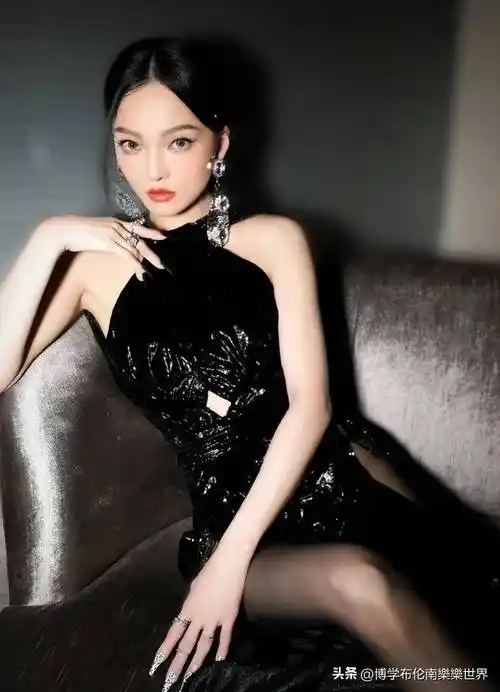 张韶涵穿着黑色丝袜和高开叉裙子,造型非常大胆又性感