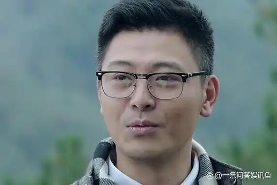 鸡毛飞上天邱英杰结局是在医院里去世了.