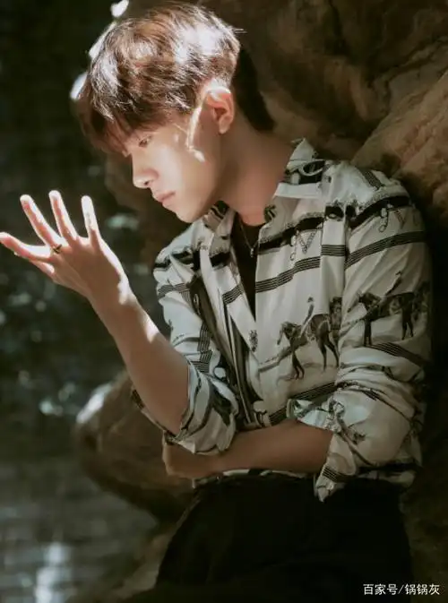 易烊千玺"k型站"要火了!轻松凹出男模感,颜值,身高都很虐人