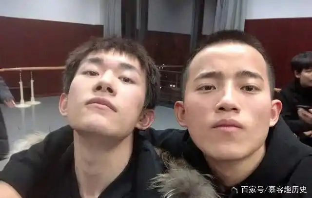 易烊千玺与同学