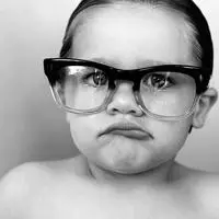 qq头像萌小孩戴眼镜的帅气耍酷的拽拽的小正太